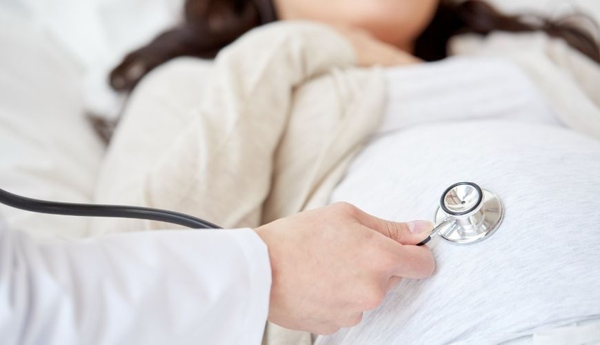 Dona embarassada a consulta