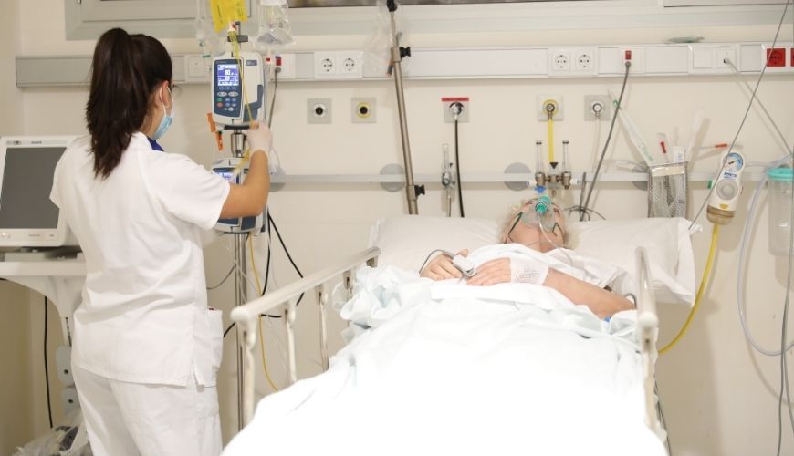 Infermera amb una dona a urgències al llit