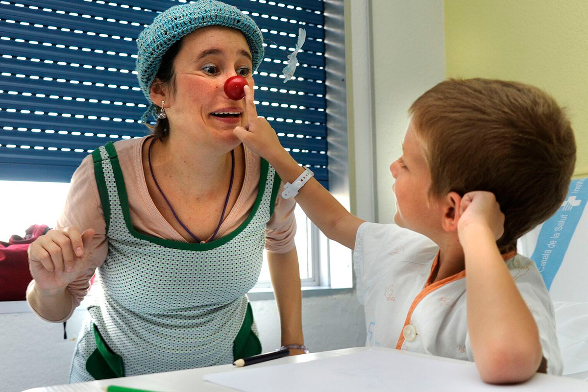 Voluntaria amb infant