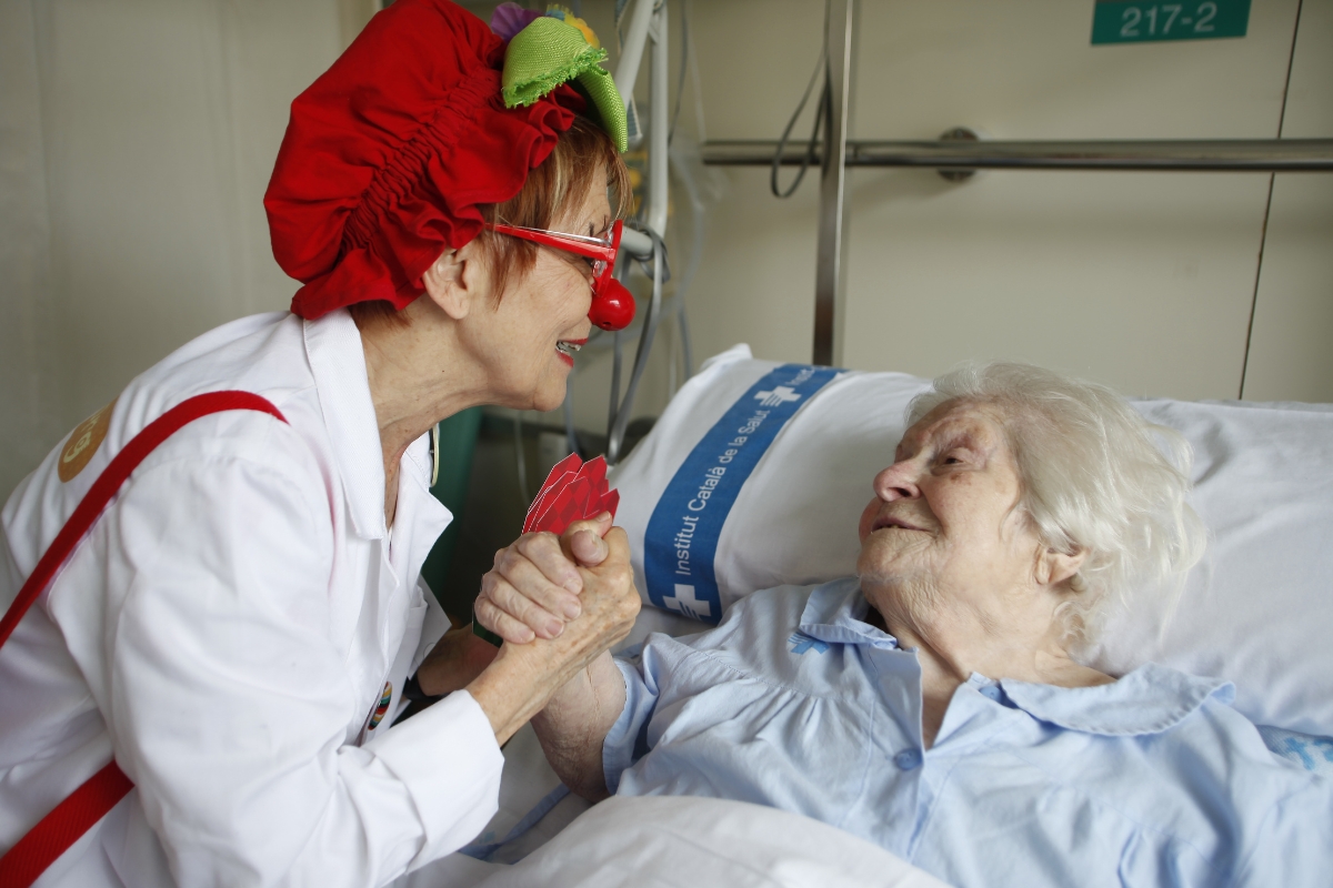 Voluntària amb pacient gran