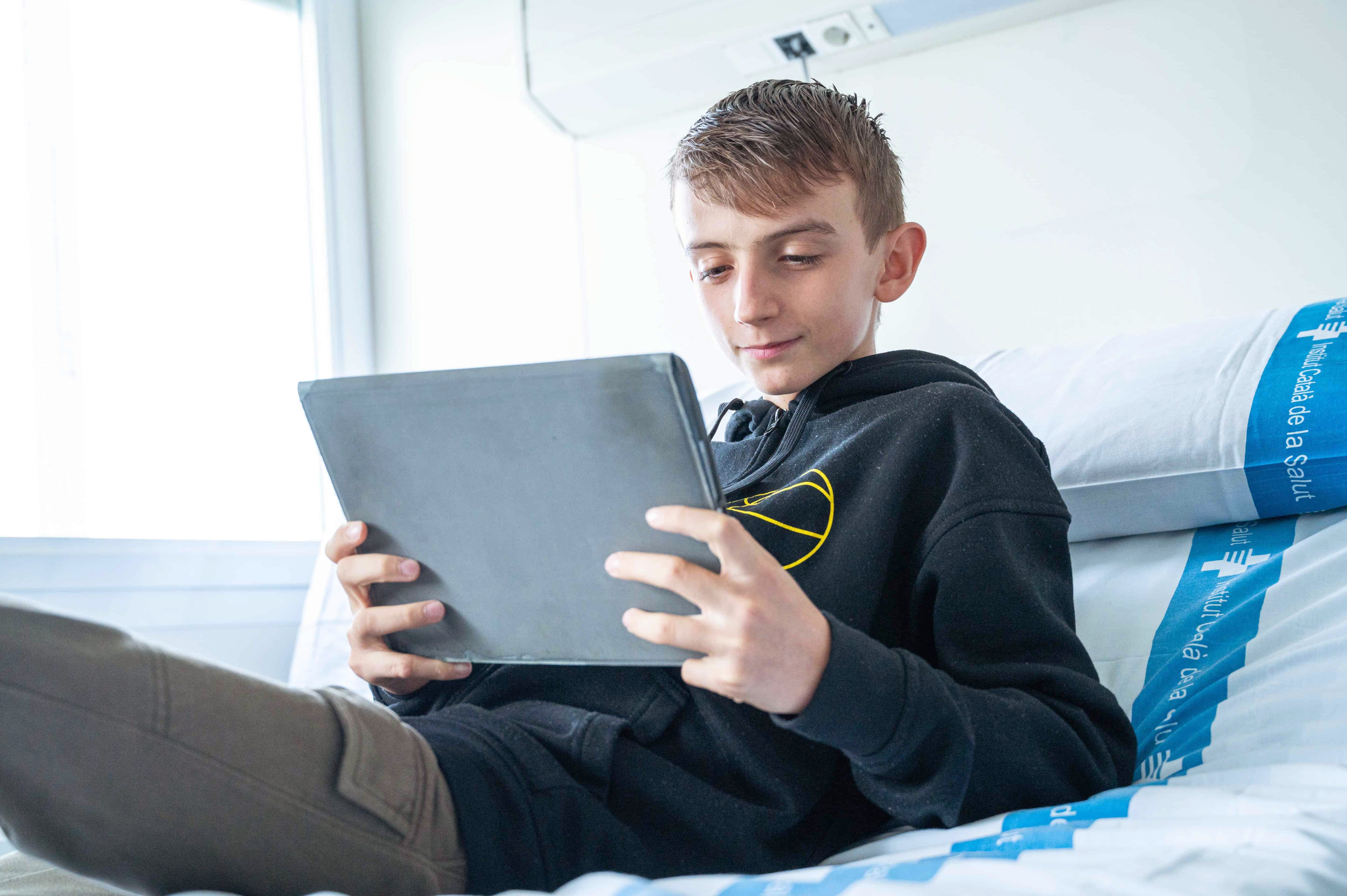 Adolescent amb el mòbil