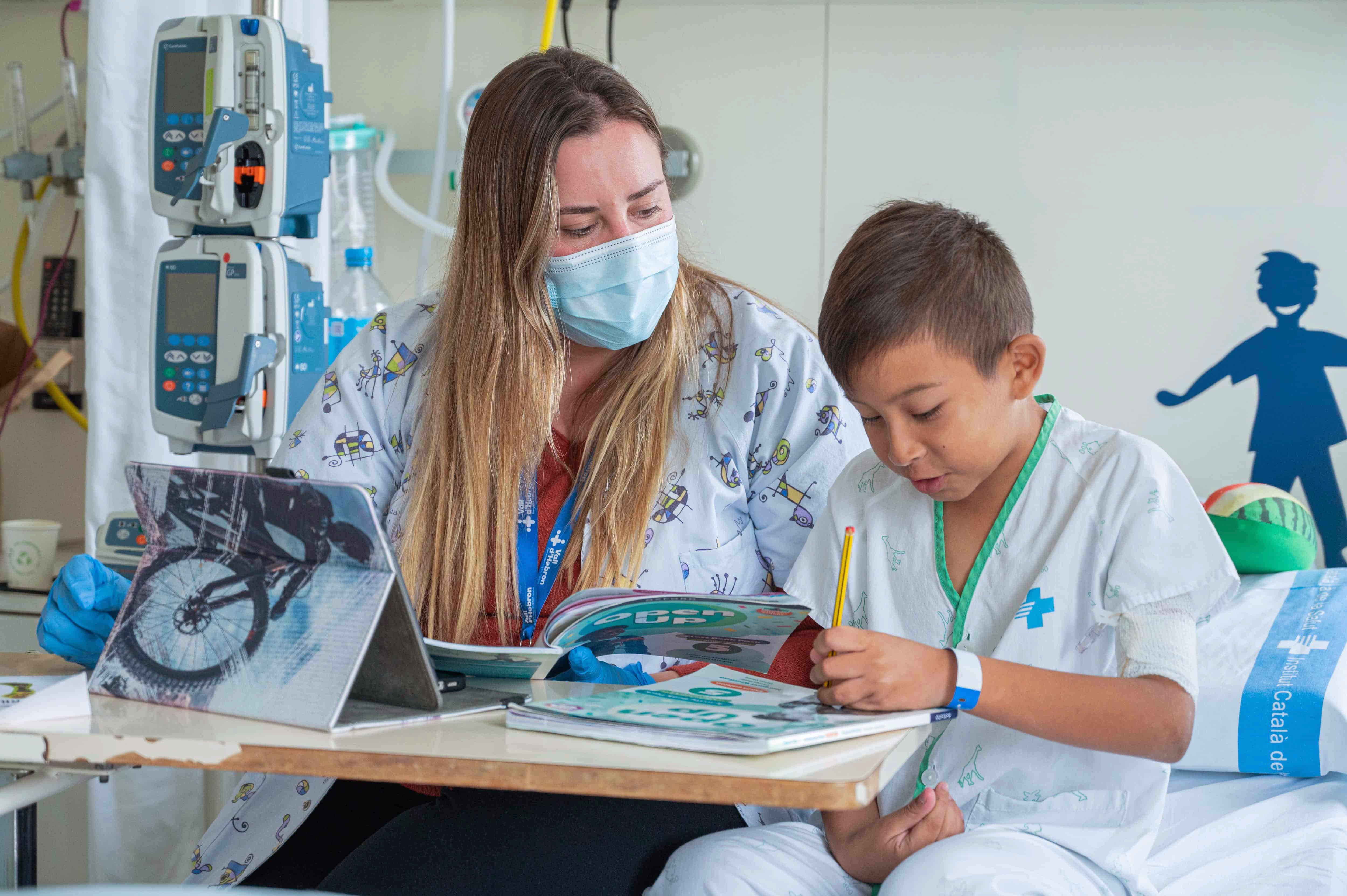 Infant dibuixant a l'habitació