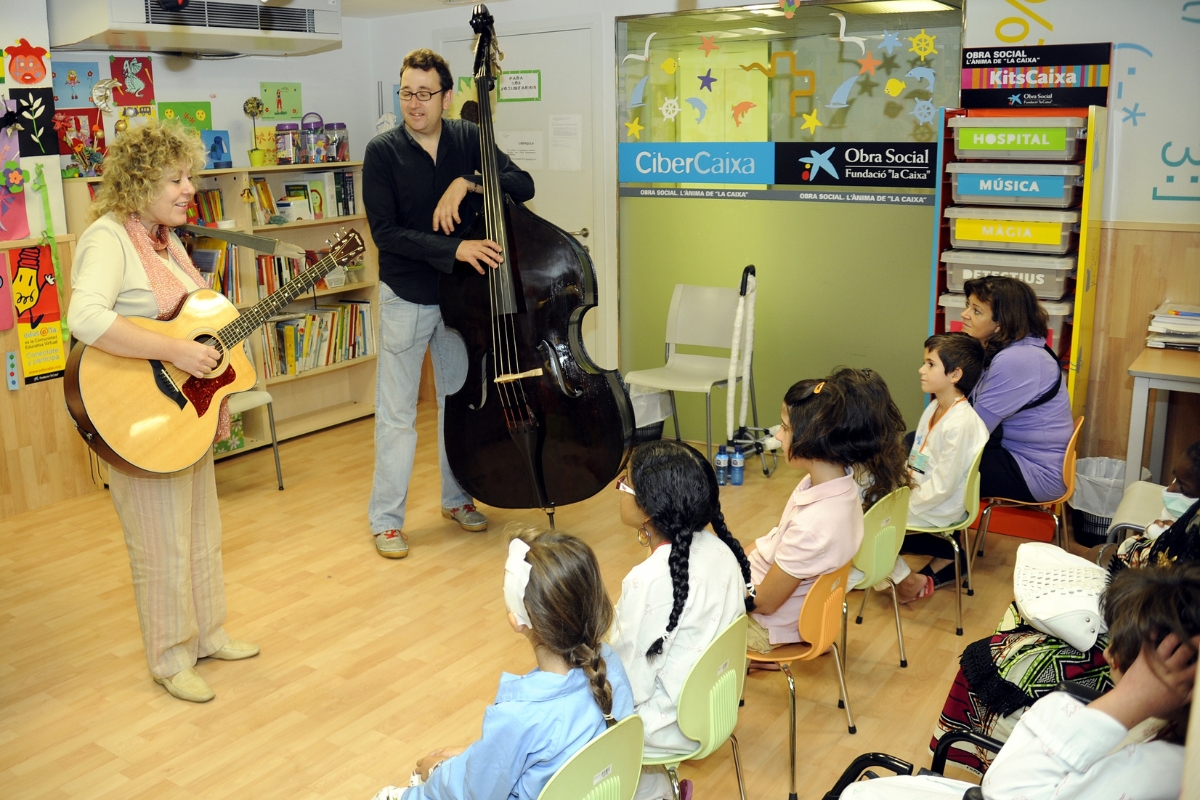 Dona tocant la guitarra