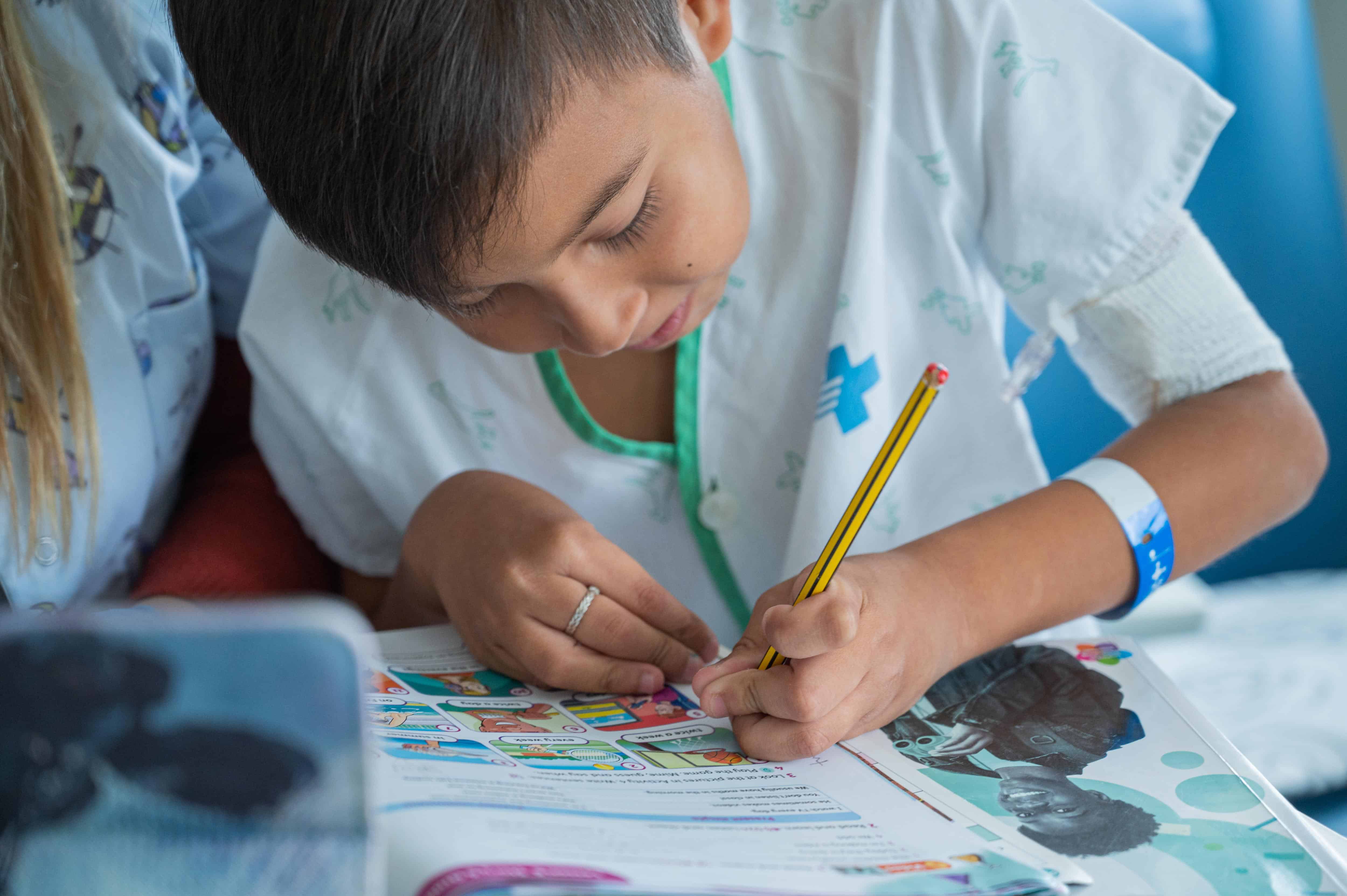 Niño siguendo las clases