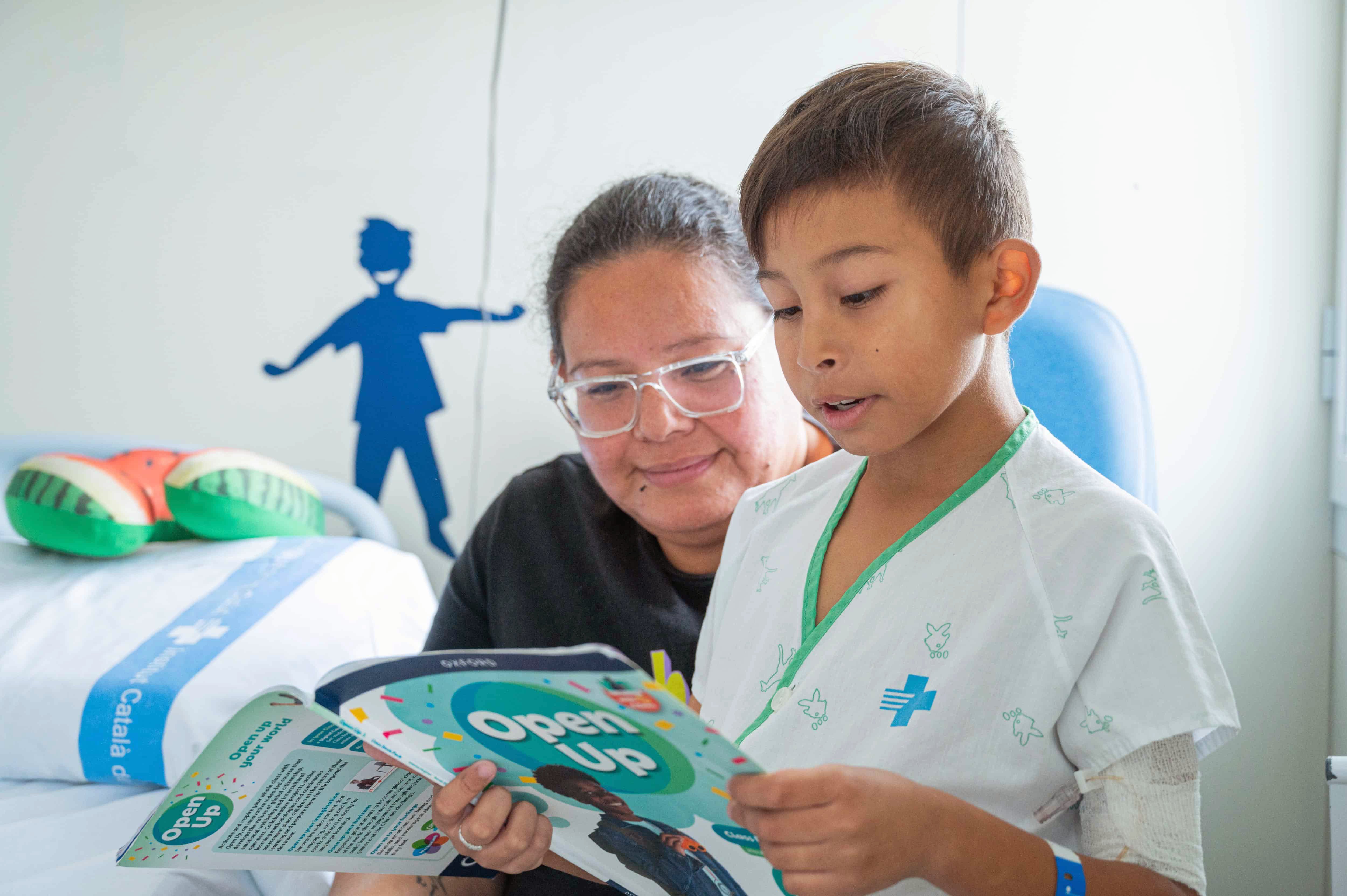 Madre con su hijo hospitalizado