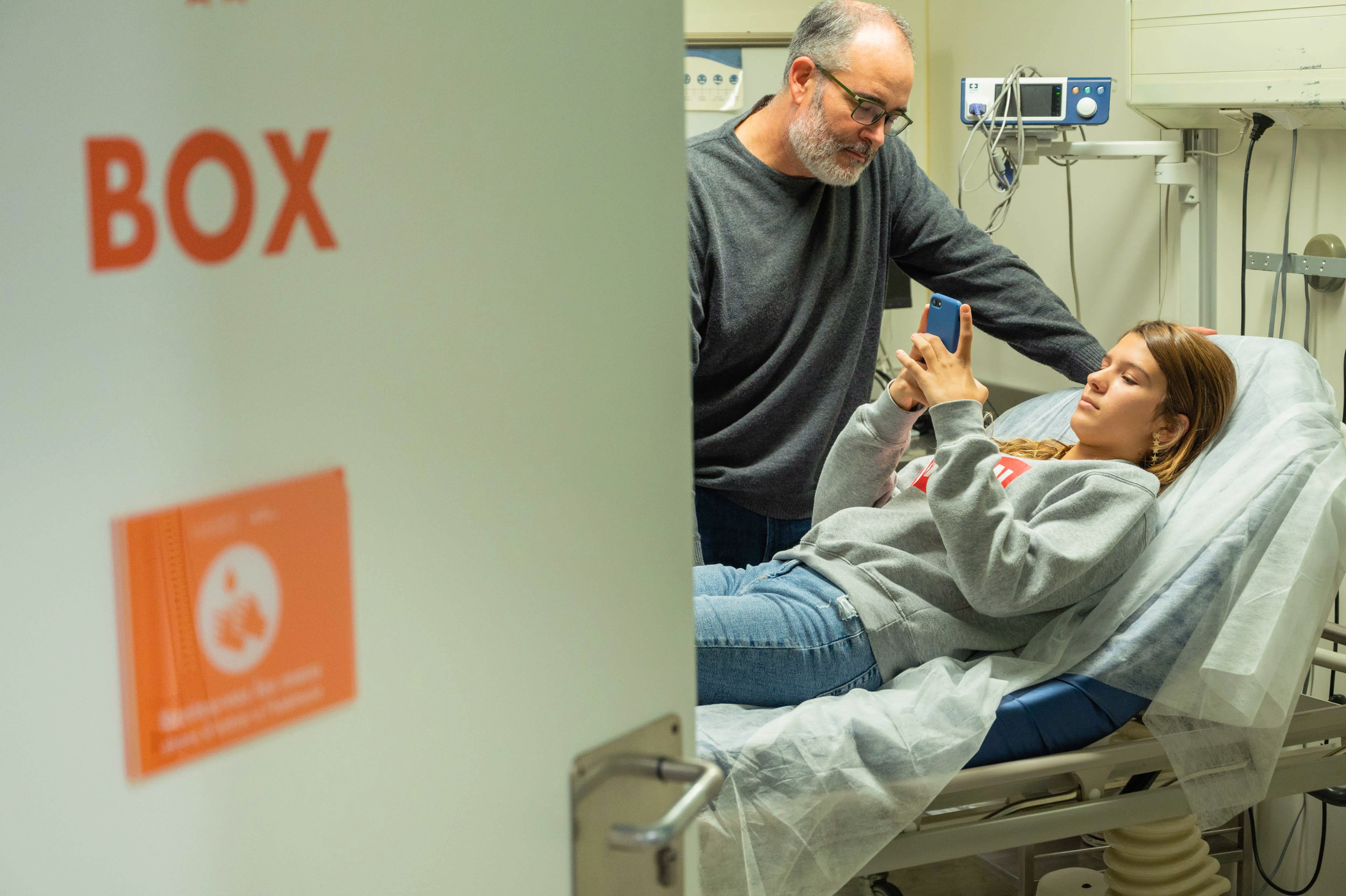 Paciente con el móvil