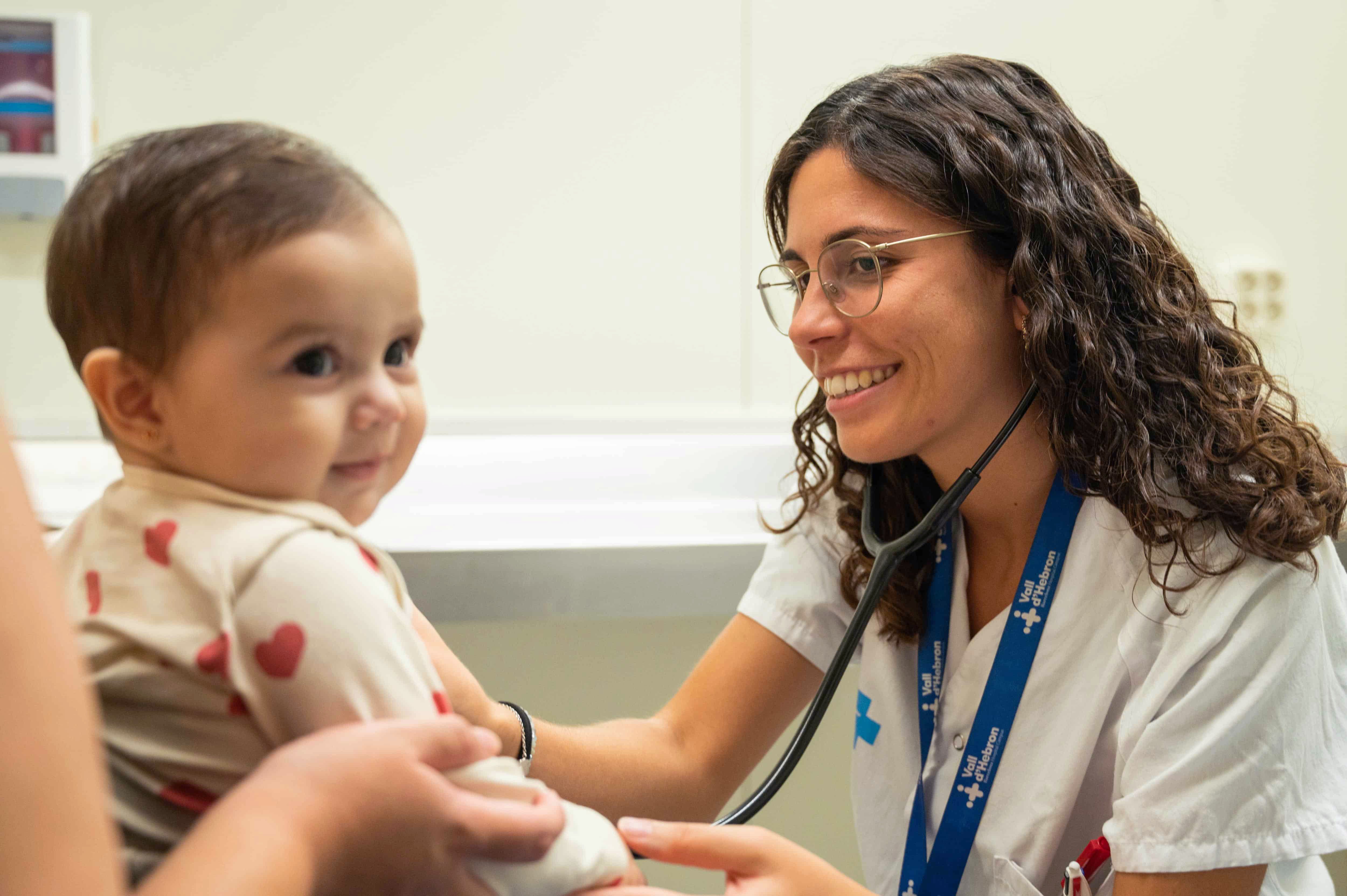 Bebé con la doctora