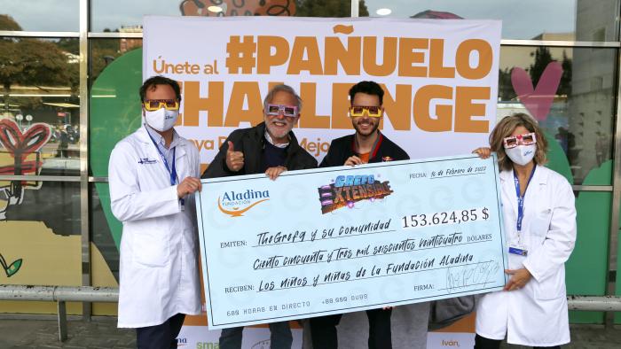 Entrega del xec de l’streamer TheGrefg  a la Fundación Aladina i Vall d'Hebron