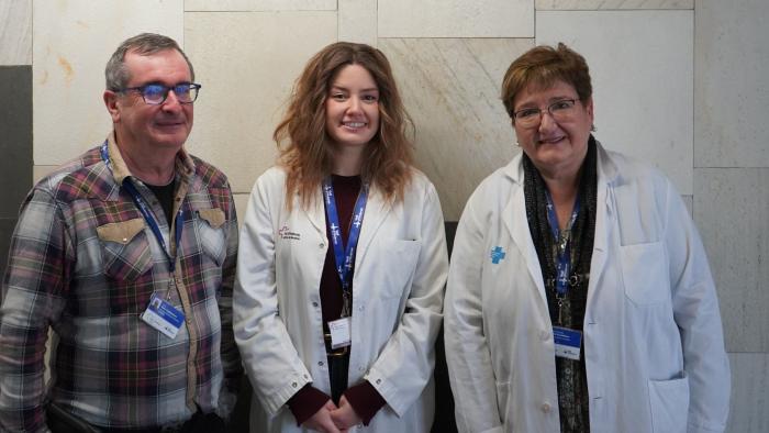 El Dr. Rello, l'estudiant predoctoral Sofia Tejada i la Dra. Pont. 