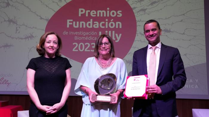 Dra. Maria Buti recogiendo el Premio Fundación Lilly