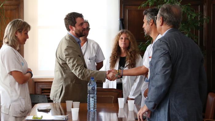 El conseller de Salud, Toni Comín, vista l'Hospital Vall d'Hebron.