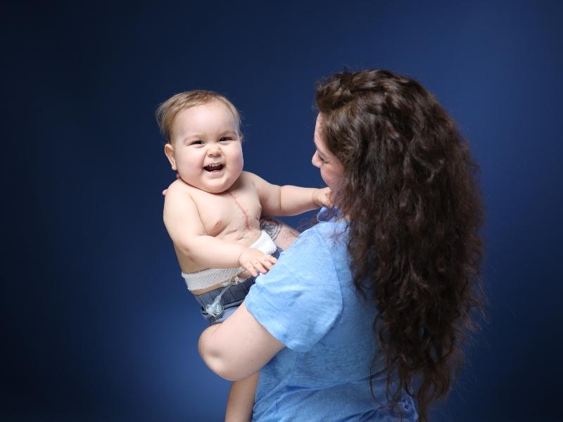 L'Ale va rebre un trasplantament de cor quan tenia un any, l'acompanya la seva mare