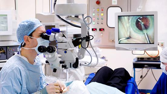 Trasplantament de còrnia a Vall d'Hebron